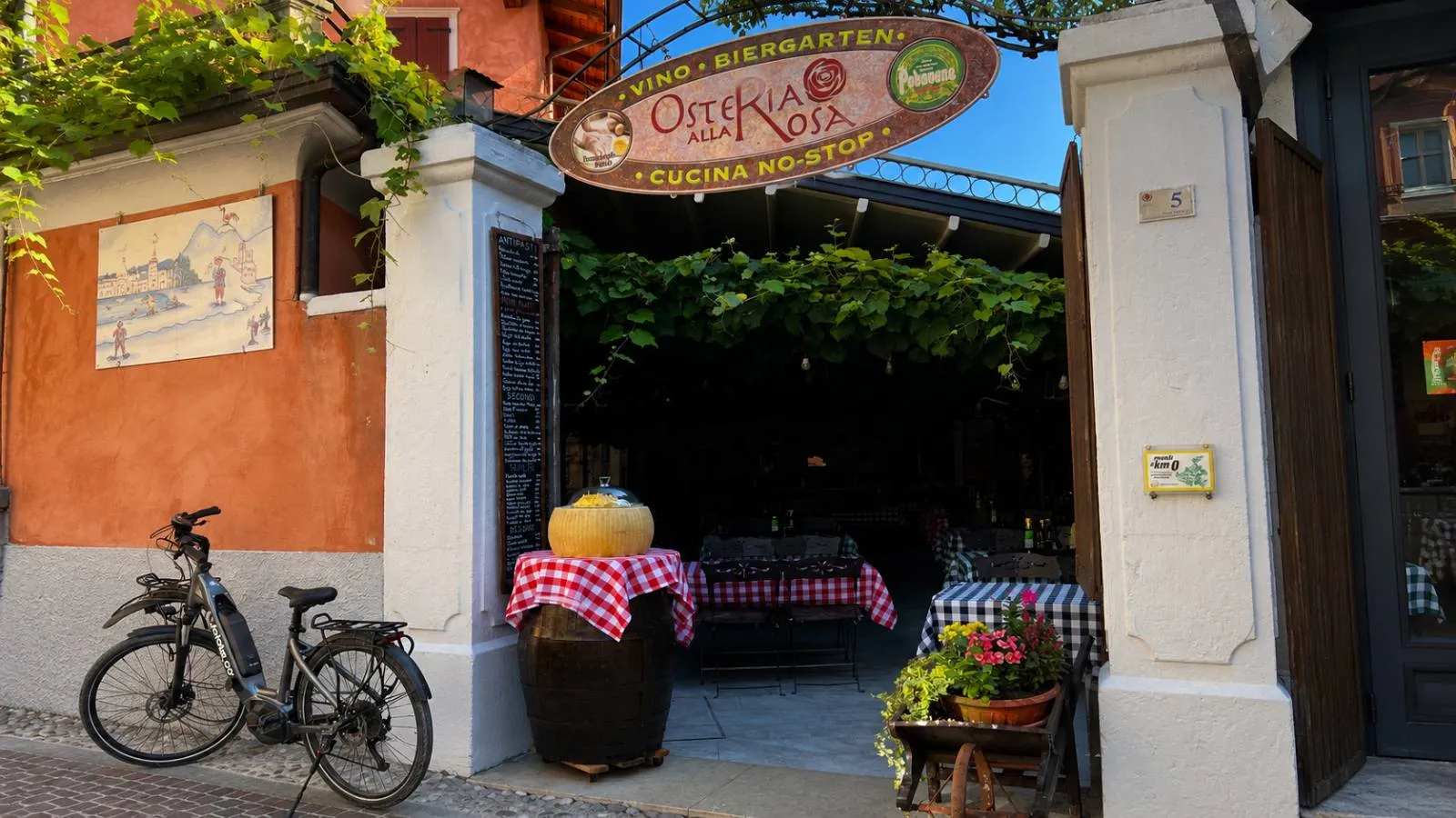 Osteria alla Rosa im historischen Zentrum von Malcesine am Gardasee